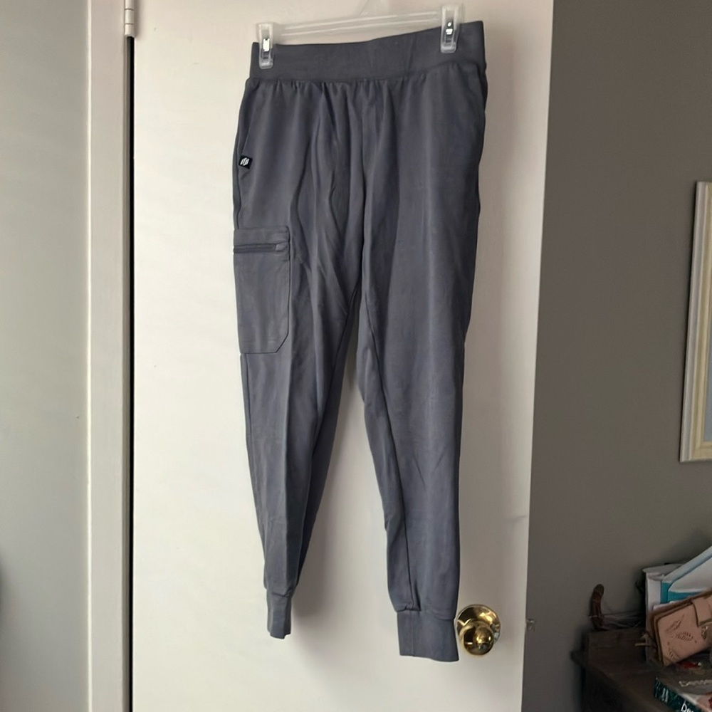 Jaanuu 5 pocket scrub pants, jogger style. Gray. Size XS petite